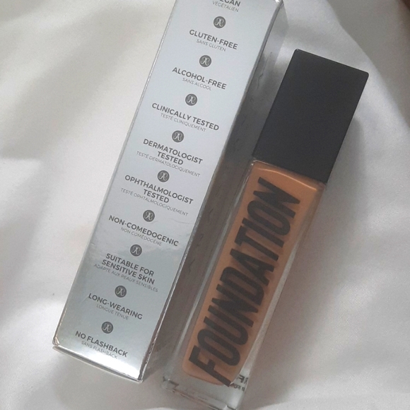 Anastasia 345C Luminous Foundation - Picture 3 of 3